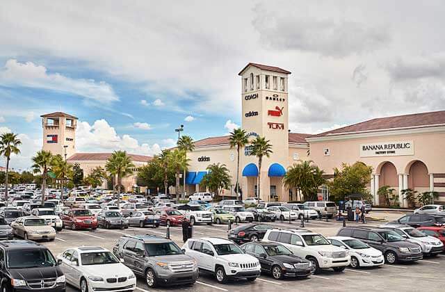 large-parking-lot-with-cars-exterior-shopping-center-orlando-vineland-premium-outlets