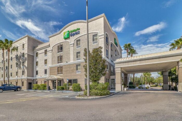 Holiday Inn Express & Suites Clearwater/US 19 N, an IHG Hotel